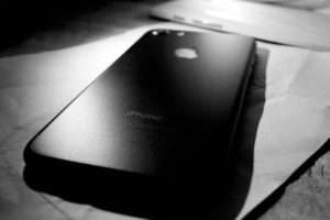 Apple-Black-iphone-market